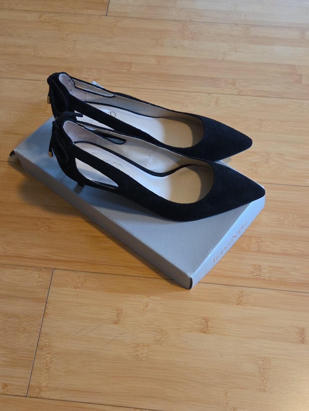 Black Pointed-Toe Women's Doe Pumps with Back Cutout and Bow
